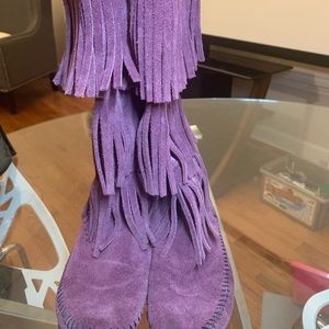 Minnetonka size 7 purple moccasin boot